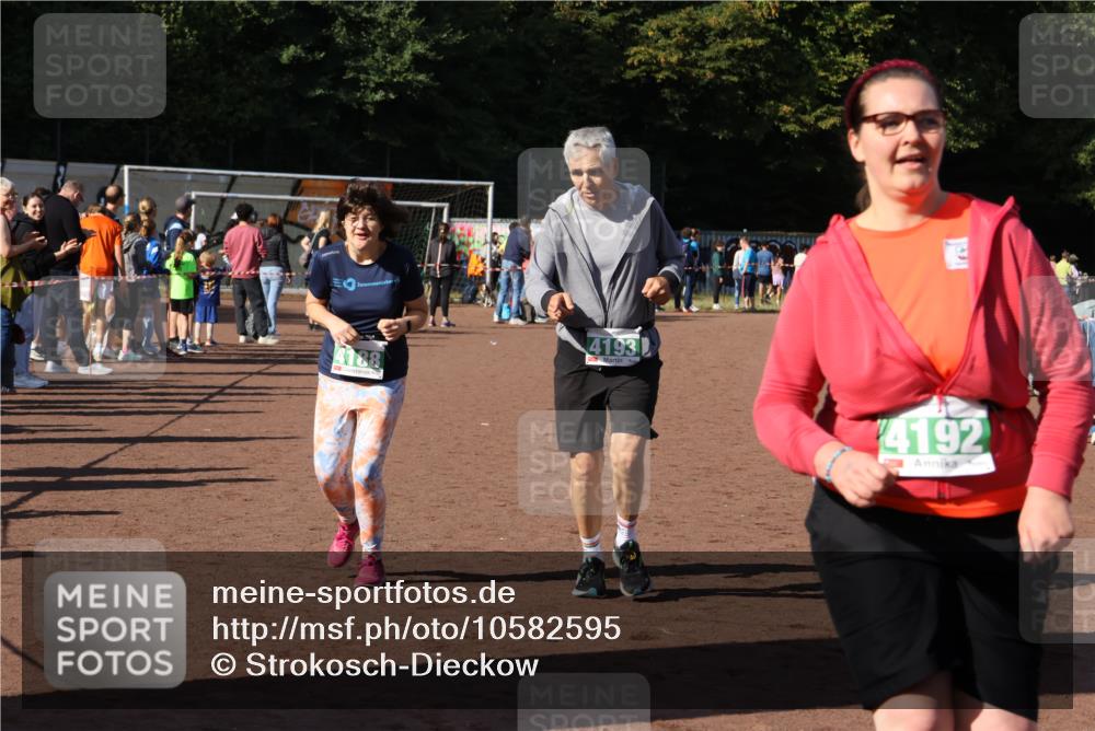 27.09.2026 - 35. Volkslauf durch das schöne Alstertal Strokosch-Dieckow http://msf.ph/oto/10582595 27.09.2026 11:16:15 Ziel 4188, 4192, 4193 meine-sportfotos.de