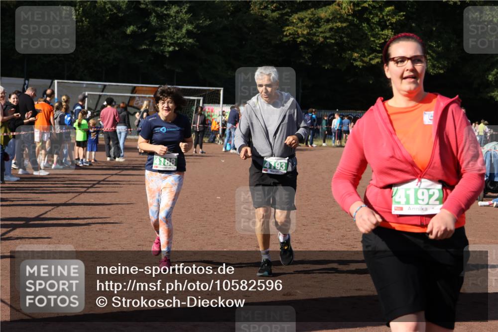 27.09.2026 - 35. Volkslauf durch das schöne Alstertal Strokosch-Dieckow http://msf.ph/oto/10582596 27.09.2026 11:16:15 Ziel 4188, 4192, 4193 meine-sportfotos.de