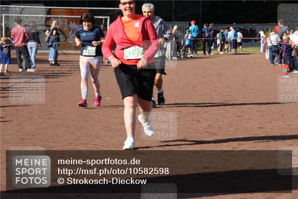 27.09.2026 - 35. Volkslauf durch das schöne Alstertal Strokosch-Dieckow http://msf.ph/oto/10582598 27.09.2026 11:16:12 Ziel 3277, 4188, 4192, 4193 meine-sportfotos.de