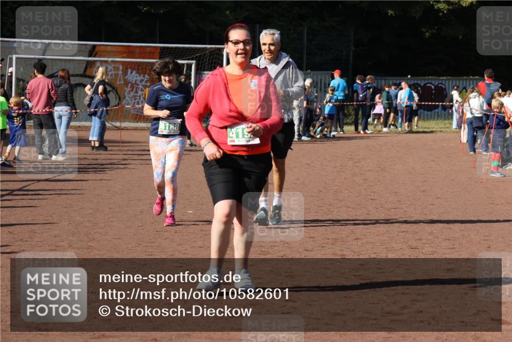 27.09.2026 - 35. Volkslauf durch das schöne Alstertal Strokosch-Dieckow http://msf.ph/oto/10582601 27.09.2026 11:16:12 Ziel 3277, 4188, 4192, 4193 meine-sportfotos.de
