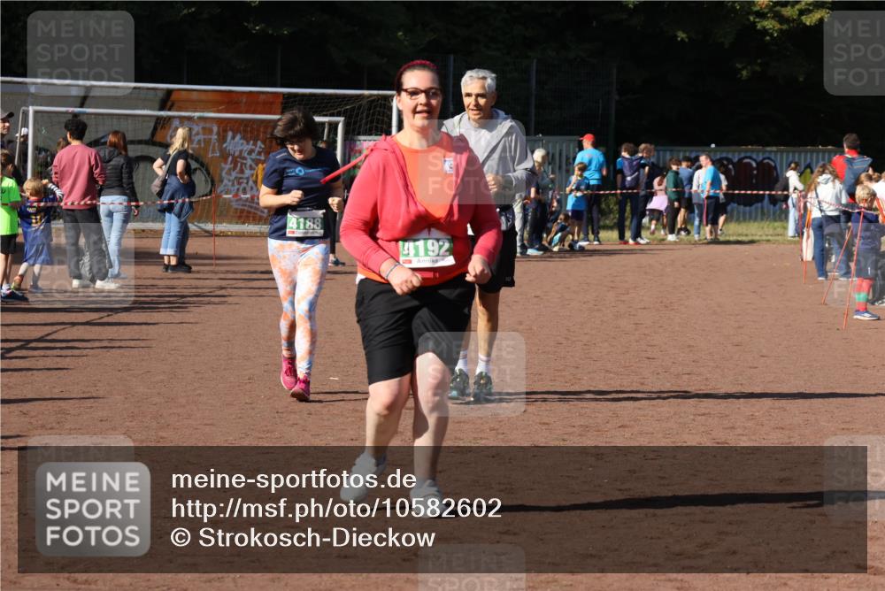 27.09.2026 - 35. Volkslauf durch das schöne Alstertal Strokosch-Dieckow http://msf.ph/oto/10582602 27.09.2026 11:16:12 Ziel 3277, 4188, 4192, 4193 meine-sportfotos.de