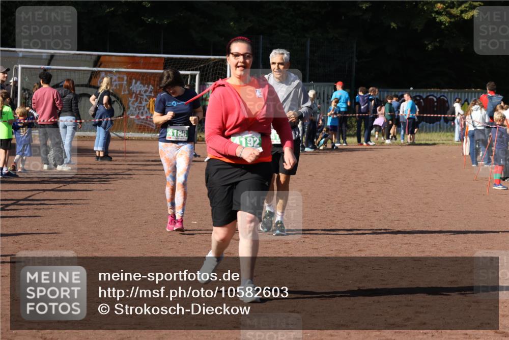 27.09.2026 - 35. Volkslauf durch das schöne Alstertal Strokosch-Dieckow http://msf.ph/oto/10582603 27.09.2026 11:16:12 Ziel 3277, 4188, 4192, 4193 meine-sportfotos.de