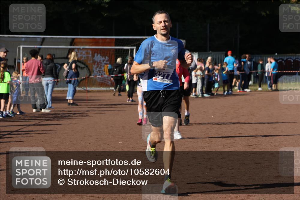 27.09.2026 - 35. Volkslauf durch das schöne Alstertal Strokosch-Dieckow http://msf.ph/oto/10582604 27.09.2026 11:16:08 Ziel 3277, 4188, 4192, 4193 meine-sportfotos.de
