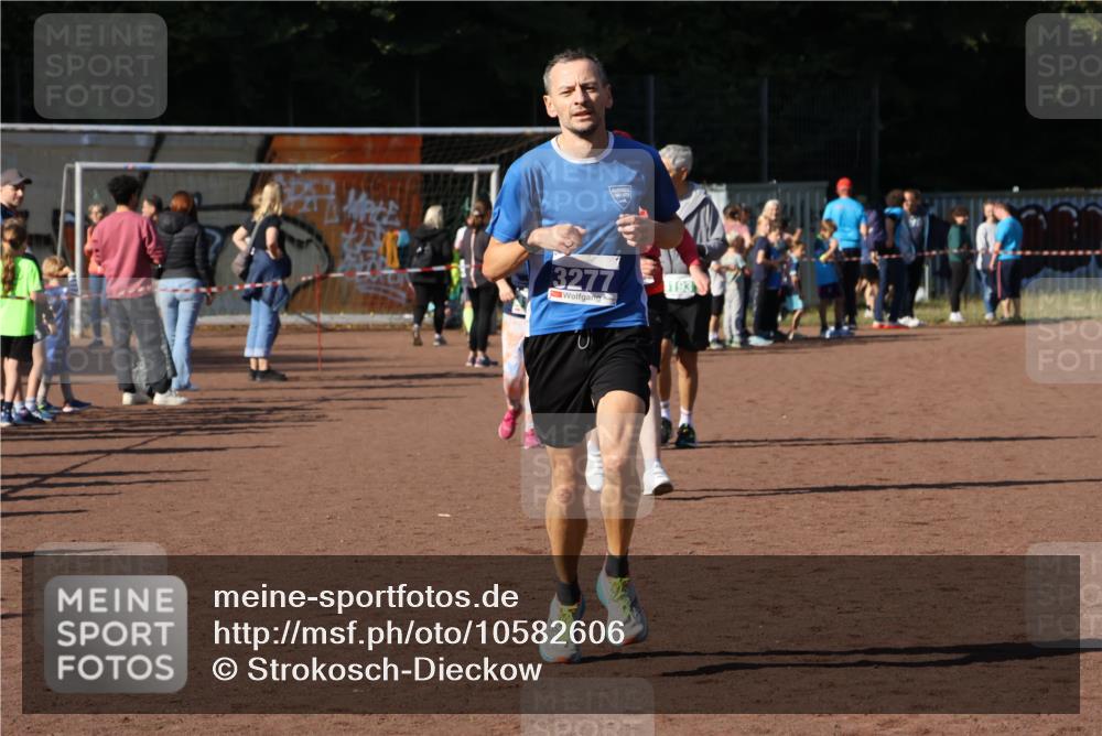 27.09.2026 - 35. Volkslauf durch das schöne Alstertal Strokosch-Dieckow http://msf.ph/oto/10582606 27.09.2026 11:16:08 Ziel 3277, 4188, 4192, 4193 meine-sportfotos.de