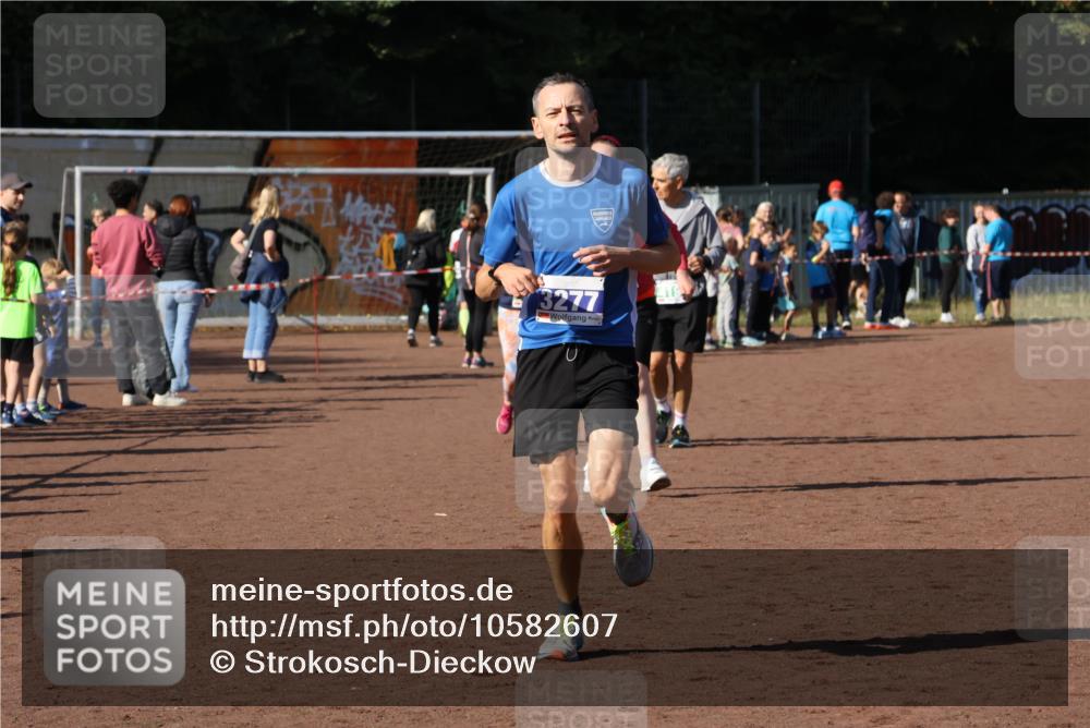 27.09.2026 - 35. Volkslauf durch das schöne Alstertal Strokosch-Dieckow http://msf.ph/oto/10582607 27.09.2026 11:16:08 Ziel 3277, 4188, 4192, 4193 meine-sportfotos.de