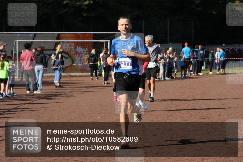 27.09.2026 - 35. Volkslauf durch das schöne Alstertal Strokosch-Dieckow http://msf.ph/oto/10582609 27.09.2026 11:16:08 Ziel 3277, 4188, 4192, 4193 meine-sportfotos.de