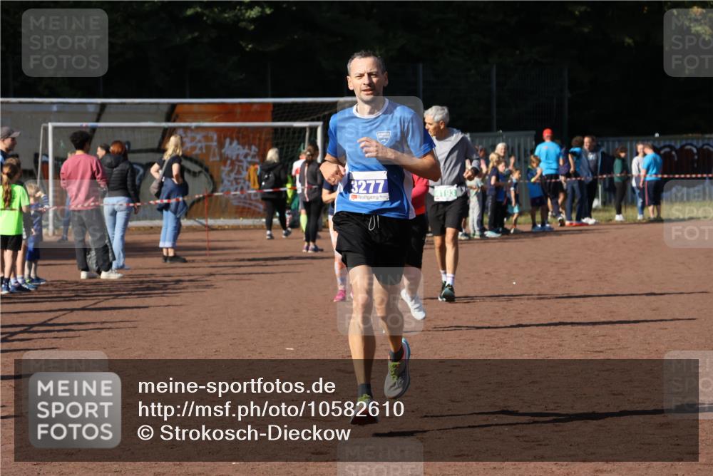 27.09.2026 - 35. Volkslauf durch das schöne Alstertal Strokosch-Dieckow http://msf.ph/oto/10582610 27.09.2026 11:16:08 Ziel 3277, 4188, 4192, 4193 meine-sportfotos.de