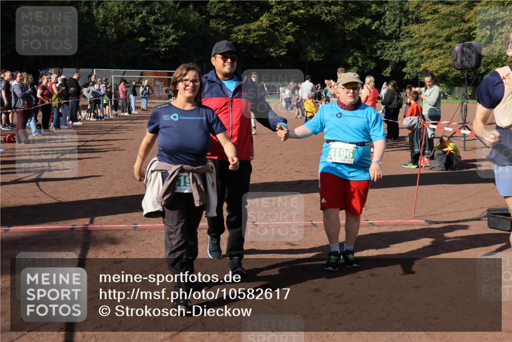27.09.2026 - 35. Volkslauf durch das schöne Alstertal Strokosch-Dieckow http://msf.ph/oto/10582617 27.09.2026 11:15:34 Ziel 3231, 3261, 4190, 4196, 4197 meine-sportfotos.de