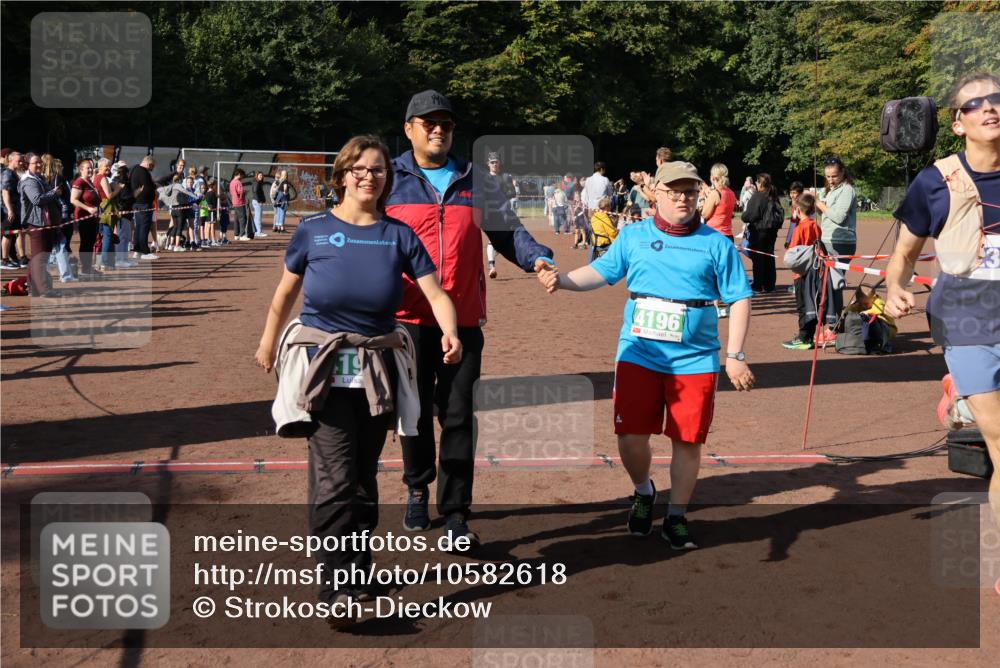 27.09.2026 - 35. Volkslauf durch das schöne Alstertal Strokosch-Dieckow http://msf.ph/oto/10582618 27.09.2026 11:15:34 Ziel 3231, 3261, 4190, 4196, 4197 meine-sportfotos.de