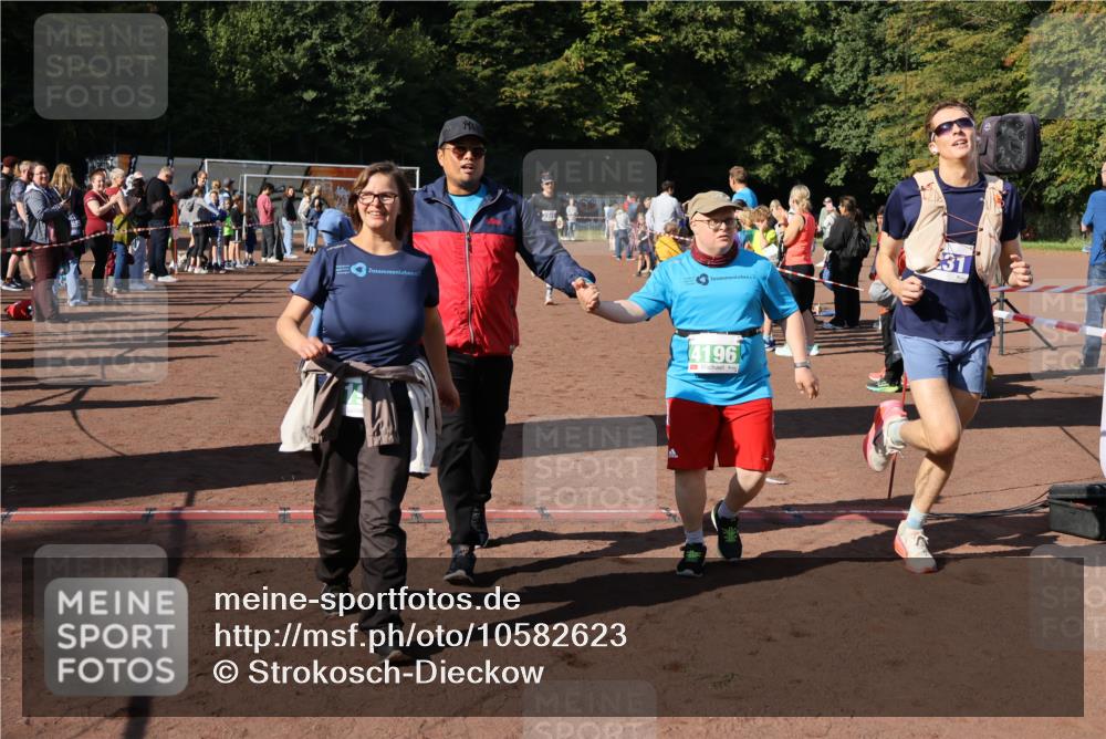 27.09.2026 - 35. Volkslauf durch das schöne Alstertal Strokosch-Dieckow http://msf.ph/oto/10582623 27.09.2026 11:15:33 Ziel 3231, 3261, 4190, 4196, 4197 meine-sportfotos.de