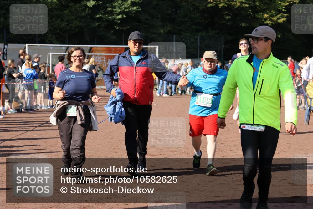 27.09.2026 - 35. Volkslauf durch das schöne Alstertal Strokosch-Dieckow http://msf.ph/oto/10582625 27.09.2026 11:15:30 Ziel 3231, 3261, 4190, 4196, 4197 meine-sportfotos.de