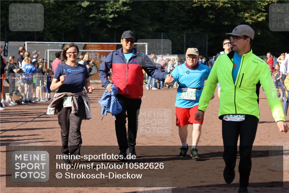 27.09.2026 - 35. Volkslauf durch das schöne Alstertal Strokosch-Dieckow http://msf.ph/oto/10582626 27.09.2026 11:15:30 Ziel 3231, 3261, 4190, 4196, 4197 meine-sportfotos.de