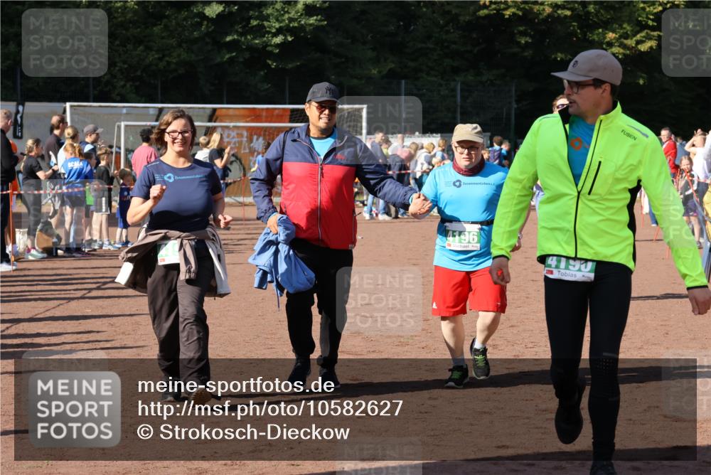 27.09.2026 - 35. Volkslauf durch das schöne Alstertal Strokosch-Dieckow http://msf.ph/oto/10582627 27.09.2026 11:15:30 Ziel 3231, 3261, 4190, 4196, 4197 meine-sportfotos.de
