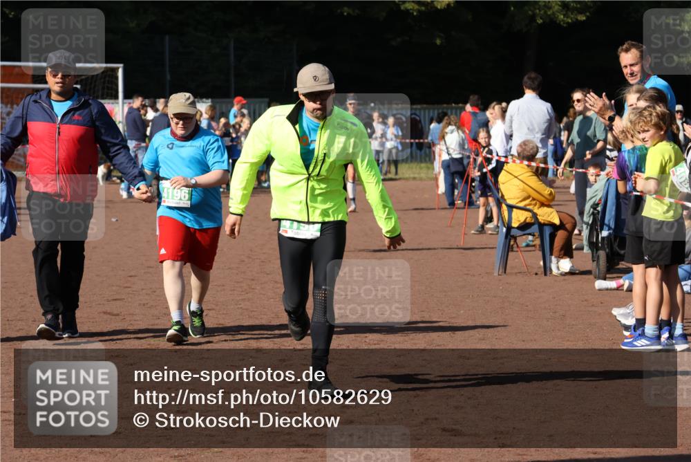 27.09.2026 - 35. Volkslauf durch das schöne Alstertal Strokosch-Dieckow http://msf.ph/oto/10582629 27.09.2026 11:15:29 Ziel 3231, 3261, 4190, 4196, 4197 meine-sportfotos.de
