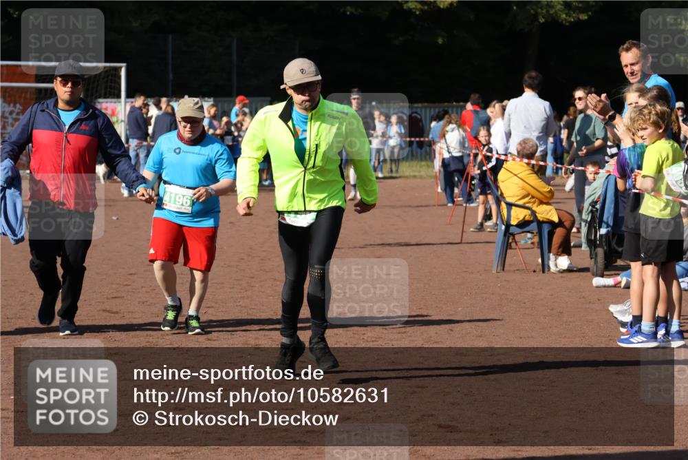 27.09.2026 - 35. Volkslauf durch das schöne Alstertal Strokosch-Dieckow http://msf.ph/oto/10582631 27.09.2026 11:15:29 Ziel 3231, 3261, 4190, 4196, 4197 meine-sportfotos.de