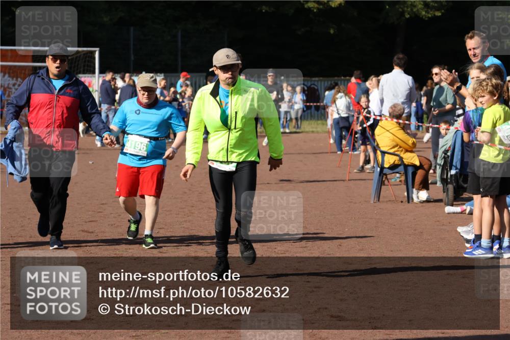 27.09.2026 - 35. Volkslauf durch das schöne Alstertal Strokosch-Dieckow http://msf.ph/oto/10582632 27.09.2026 11:15:29 Ziel 3231, 3261, 4190, 4196, 4197 meine-sportfotos.de
