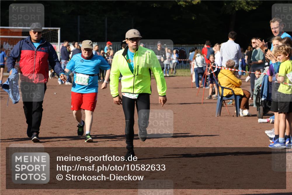27.09.2026 - 35. Volkslauf durch das schöne Alstertal Strokosch-Dieckow http://msf.ph/oto/10582633 27.09.2026 11:15:28 Ziel 3231, 4190, 4196, 4197 meine-sportfotos.de