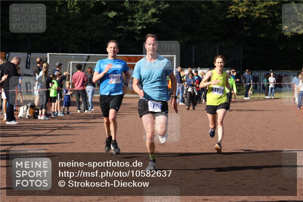 27.09.2026 - 35. Volkslauf durch das schöne Alstertal Strokosch-Dieckow http://msf.ph/oto/10582637 27.09.2026 11:15:16 Ziel 3120, 3186, 3365 meine-sportfotos.de