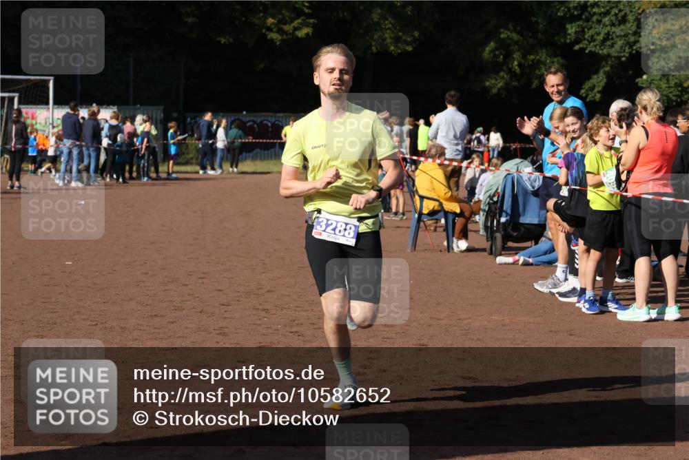 27.09.2026 - 35. Volkslauf durch das schöne Alstertal Strokosch-Dieckow http://msf.ph/oto/10582652 27.09.2026 11:14:48 Ziel 3288, 3385 meine-sportfotos.de