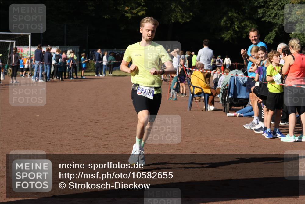 27.09.2026 - 35. Volkslauf durch das schöne Alstertal Strokosch-Dieckow http://msf.ph/oto/10582655 27.09.2026 11:14:48 Ziel 3288, 3385 meine-sportfotos.de