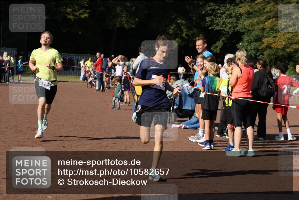 27.09.2026 - 35. Volkslauf durch das schöne Alstertal Strokosch-Dieckow http://msf.ph/oto/10582657 27.09.2026 11:14:47 Ziel 3202, 3288, 3385 meine-sportfotos.de