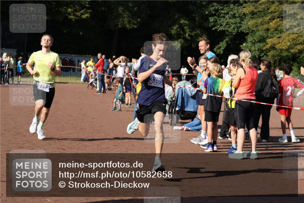 27.09.2026 - 35. Volkslauf durch das schöne Alstertal Strokosch-Dieckow http://msf.ph/oto/10582658 27.09.2026 11:14:47 Ziel 3202, 3288, 3385 meine-sportfotos.de