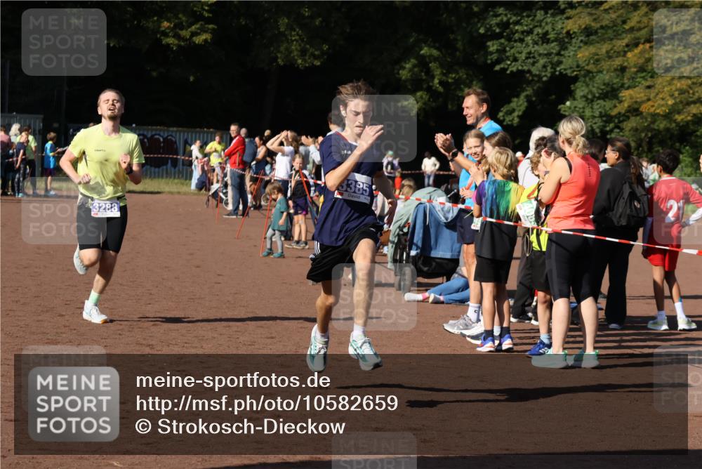 27.09.2026 - 35. Volkslauf durch das schöne Alstertal Strokosch-Dieckow http://msf.ph/oto/10582659 27.09.2026 11:14:47 Ziel 3202, 3288, 3385 meine-sportfotos.de