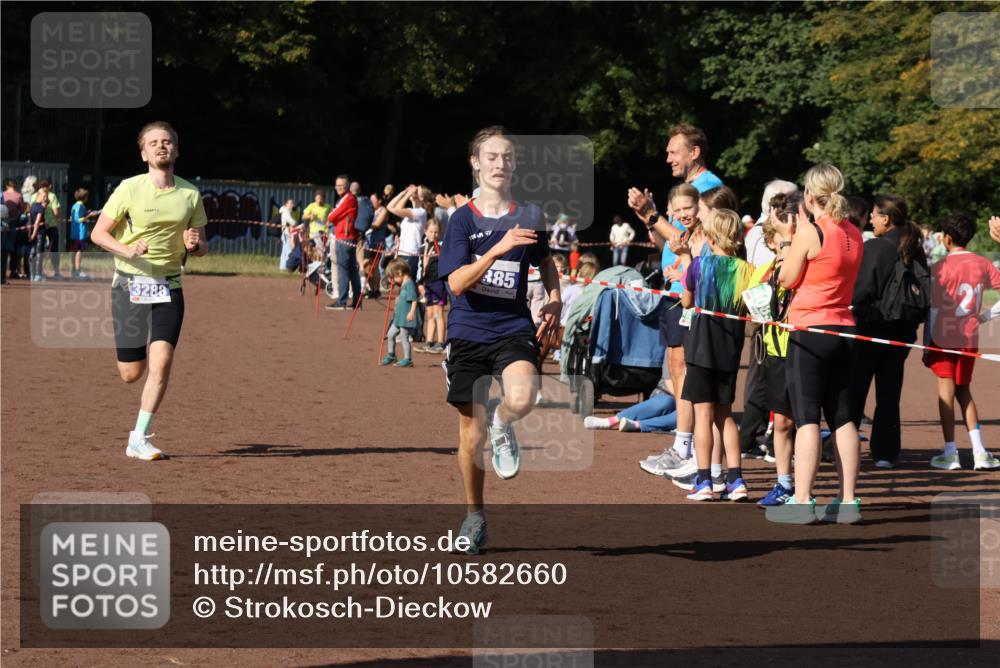 27.09.2026 - 35. Volkslauf durch das schöne Alstertal Strokosch-Dieckow http://msf.ph/oto/10582660 27.09.2026 11:14:46 Ziel 3202, 3288, 3385 meine-sportfotos.de