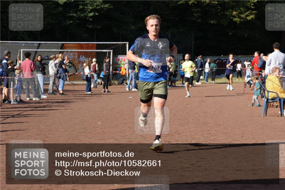 27.09.2026 - 35. Volkslauf durch das schöne Alstertal Strokosch-Dieckow http://msf.ph/oto/10582661 27.09.2026 11:14:42 Ziel 3202, 3288, 3385 meine-sportfotos.de