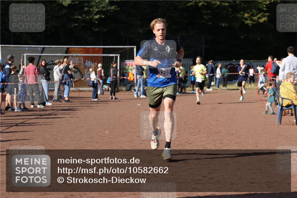 27.09.2026 - 35. Volkslauf durch das schöne Alstertal Strokosch-Dieckow http://msf.ph/oto/10582662 27.09.2026 11:14:42 Ziel 3202, 3288, 3385 meine-sportfotos.de