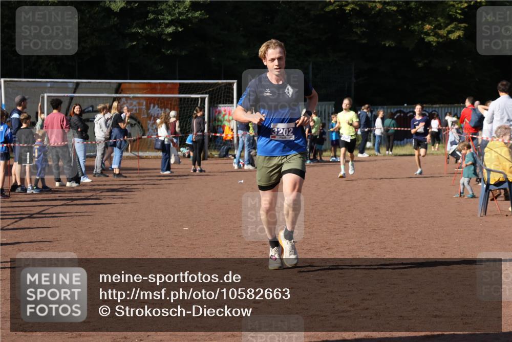27.09.2026 - 35. Volkslauf durch das schöne Alstertal Strokosch-Dieckow http://msf.ph/oto/10582663 27.09.2026 11:14:41 Ziel 3202, 3288, 3385 meine-sportfotos.de