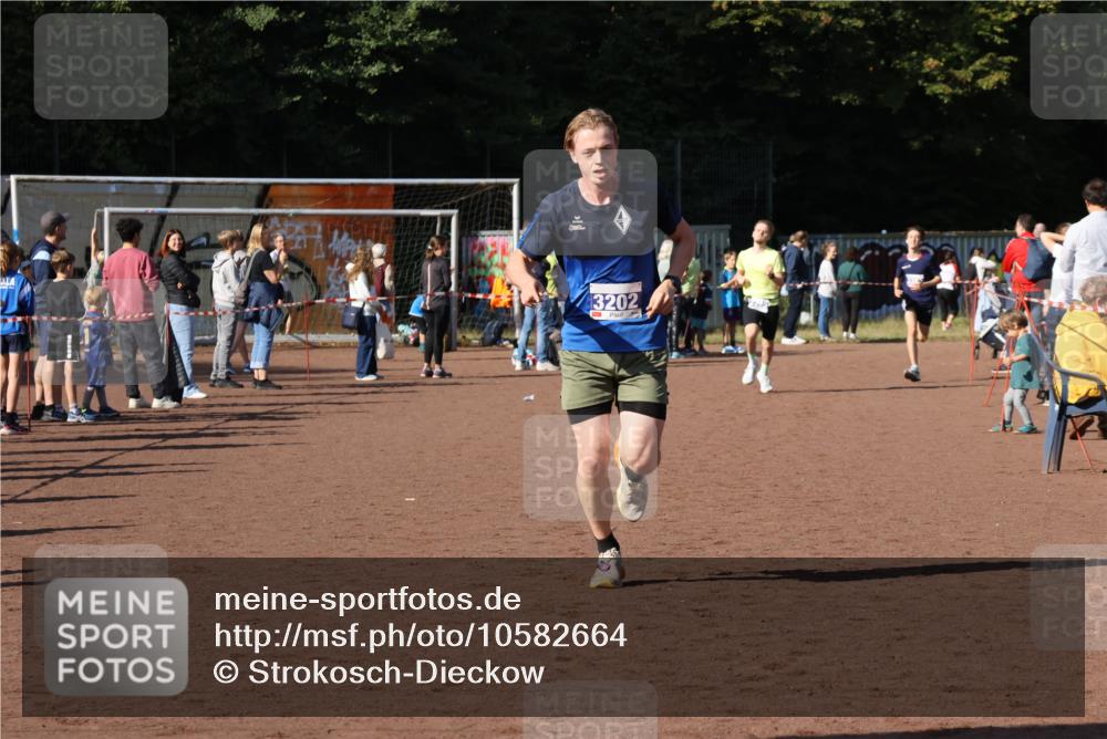 27.09.2026 - 35. Volkslauf durch das schöne Alstertal Strokosch-Dieckow http://msf.ph/oto/10582664 27.09.2026 11:14:41 Ziel 3202, 3288, 3385 meine-sportfotos.de