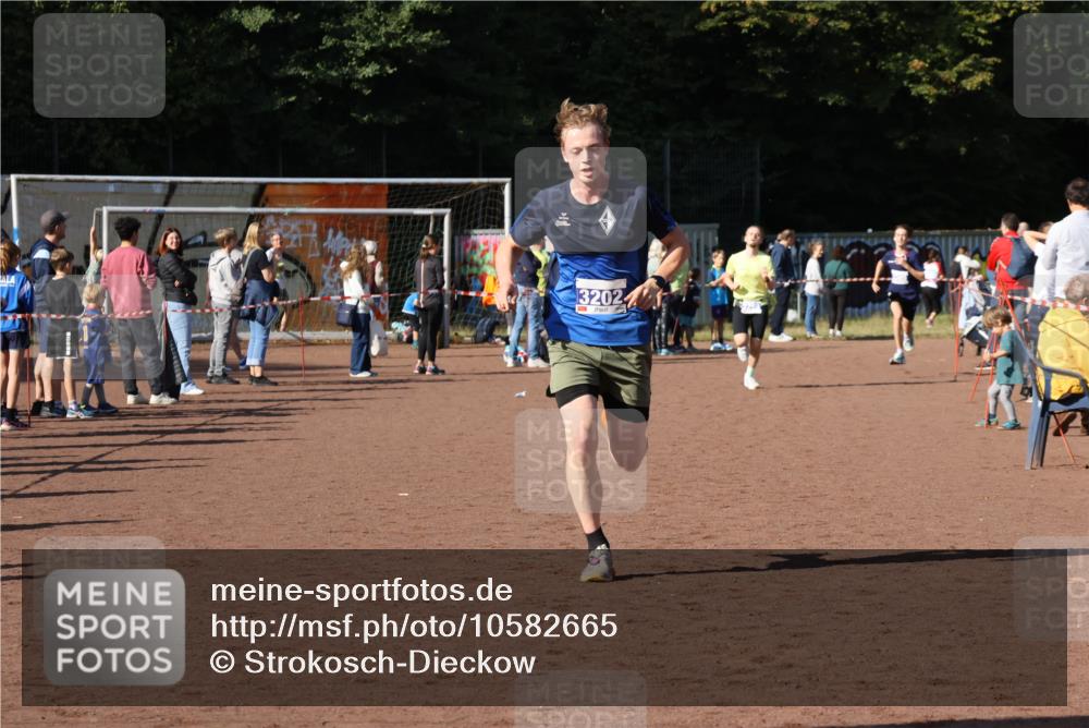 27.09.2026 - 35. Volkslauf durch das schöne Alstertal Strokosch-Dieckow http://msf.ph/oto/10582665 27.09.2026 11:14:41 Ziel 3202, 3288, 3385 meine-sportfotos.de
