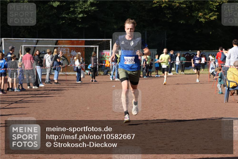 27.09.2026 - 35. Volkslauf durch das schöne Alstertal Strokosch-Dieckow http://msf.ph/oto/10582667 27.09.2026 11:14:41 Ziel 3202, 3288, 3385 meine-sportfotos.de