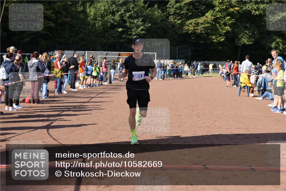 27.09.2026 - 35. Volkslauf durch das schöne Alstertal Strokosch-Dieckow http://msf.ph/oto/10582669 27.09.2026 11:14:12 Ziel 3013, 3353 meine-sportfotos.de
