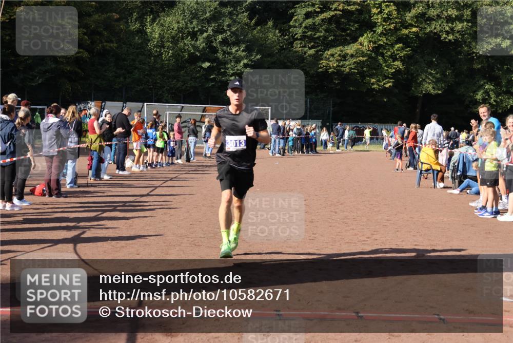 27.09.2026 - 35. Volkslauf durch das schöne Alstertal Strokosch-Dieckow http://msf.ph/oto/10582671 27.09.2026 11:14:12 Ziel 3013, 3353 meine-sportfotos.de