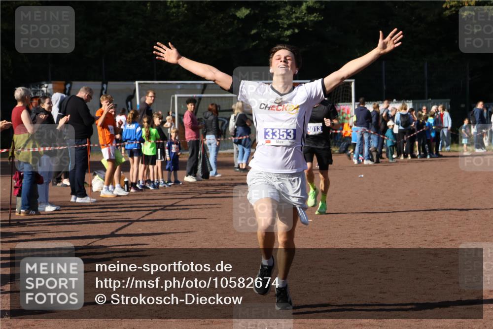 27.09.2026 - 35. Volkslauf durch das schöne Alstertal Strokosch-Dieckow http://msf.ph/oto/10582674 27.09.2026 11:14:09 Ziel 3013, 3353 meine-sportfotos.de