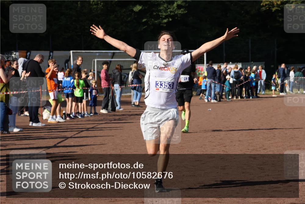 27.09.2026 - 35. Volkslauf durch das schöne Alstertal Strokosch-Dieckow http://msf.ph/oto/10582676 27.09.2026 11:14:08 Ziel 3013, 3353 meine-sportfotos.de