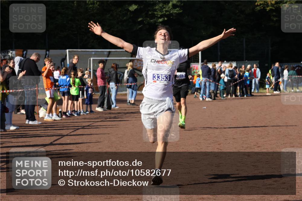 27.09.2026 - 35. Volkslauf durch das schöne Alstertal Strokosch-Dieckow http://msf.ph/oto/10582677 27.09.2026 11:14:08 Ziel 3013, 3353 meine-sportfotos.de