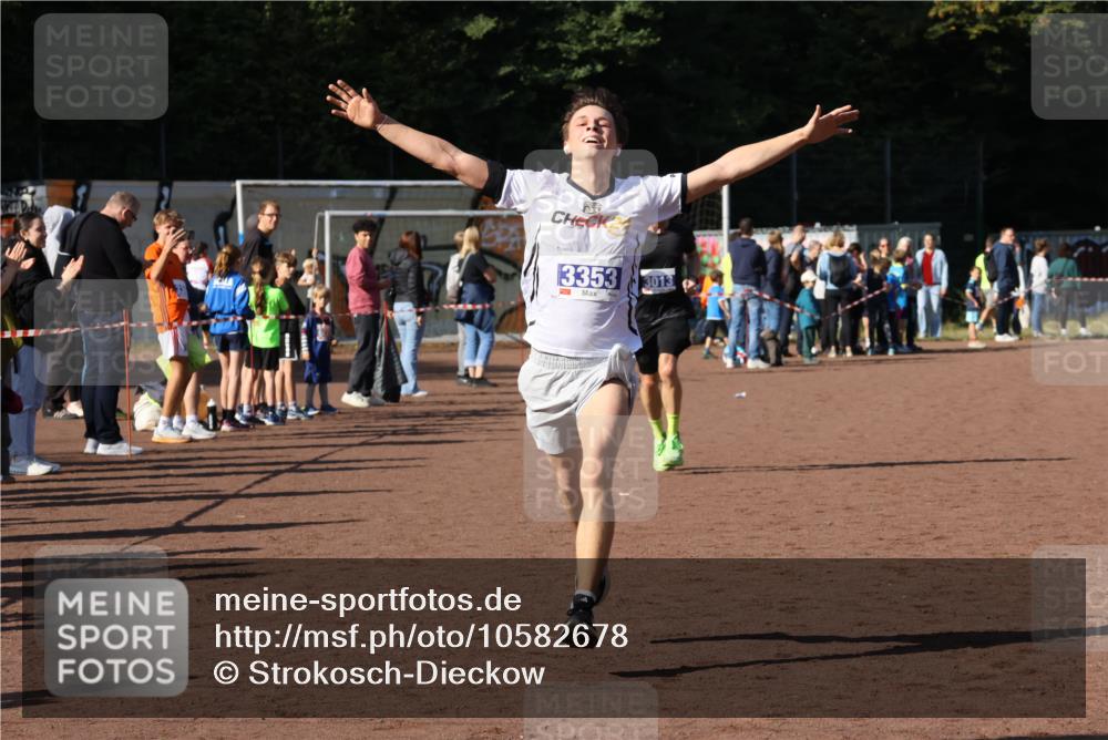 27.09.2026 - 35. Volkslauf durch das schöne Alstertal Strokosch-Dieckow http://msf.ph/oto/10582678 27.09.2026 11:14:08 Ziel 3013, 3353 meine-sportfotos.de