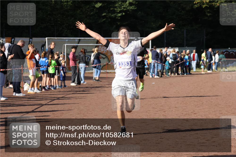 27.09.2026 - 35. Volkslauf durch das schöne Alstertal Strokosch-Dieckow http://msf.ph/oto/10582681 27.09.2026 11:14:08 Ziel 3013, 3353 meine-sportfotos.de