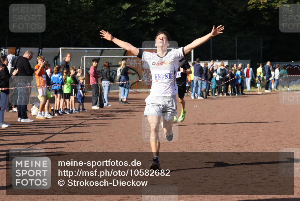 27.09.2026 - 35. Volkslauf durch das schöne Alstertal Strokosch-Dieckow http://msf.ph/oto/10582682 27.09.2026 11:14:08 Ziel 3013, 3353 meine-sportfotos.de