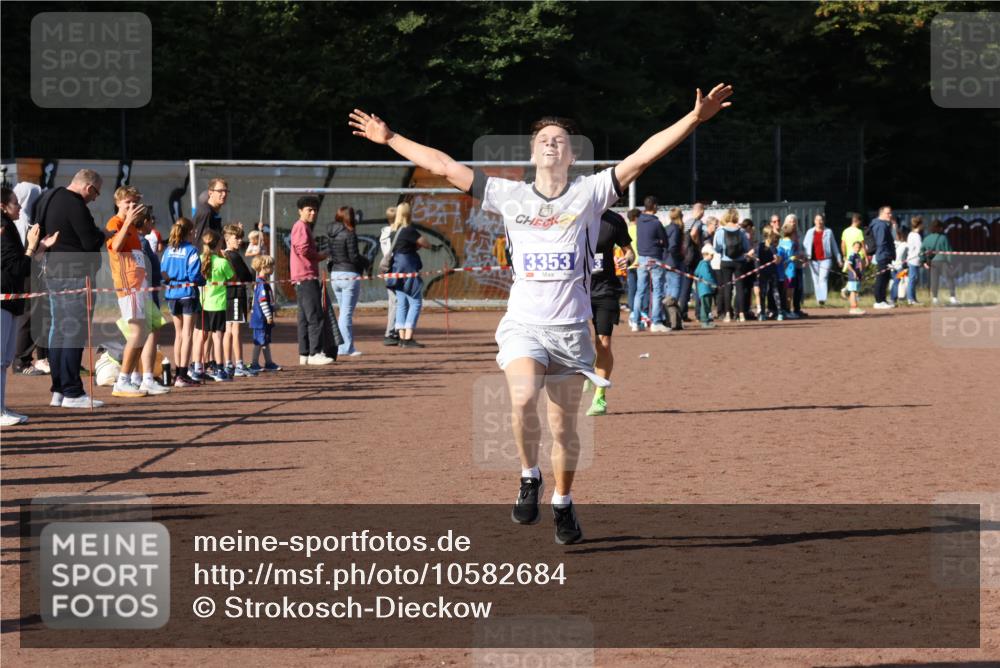 27.09.2026 - 35. Volkslauf durch das schöne Alstertal Strokosch-Dieckow http://msf.ph/oto/10582684 27.09.2026 11:14:08 Ziel 3013, 3353 meine-sportfotos.de