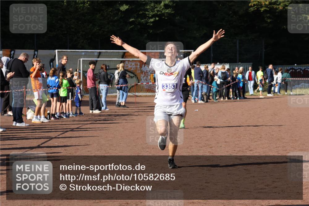 27.09.2026 - 35. Volkslauf durch das schöne Alstertal Strokosch-Dieckow http://msf.ph/oto/10582685 27.09.2026 11:14:08 Ziel 3013, 3353 meine-sportfotos.de