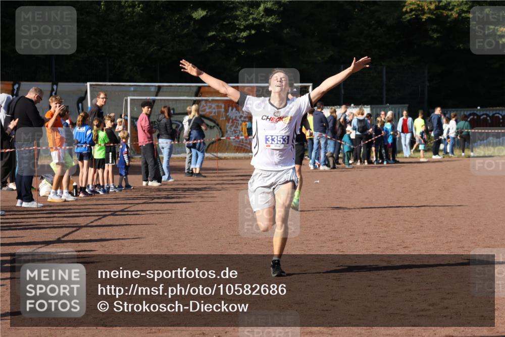 27.09.2026 - 35. Volkslauf durch das schöne Alstertal Strokosch-Dieckow http://msf.ph/oto/10582686 27.09.2026 11:14:08 Ziel 3013, 3353 meine-sportfotos.de