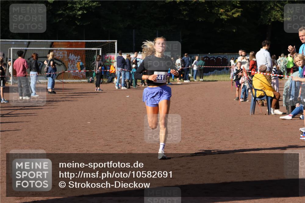 27.09.2026 - 35. Volkslauf durch das schöne Alstertal Strokosch-Dieckow http://msf.ph/oto/10582691 27.09.2026 11:13:46 Ziel 2415 meine-sportfotos.de