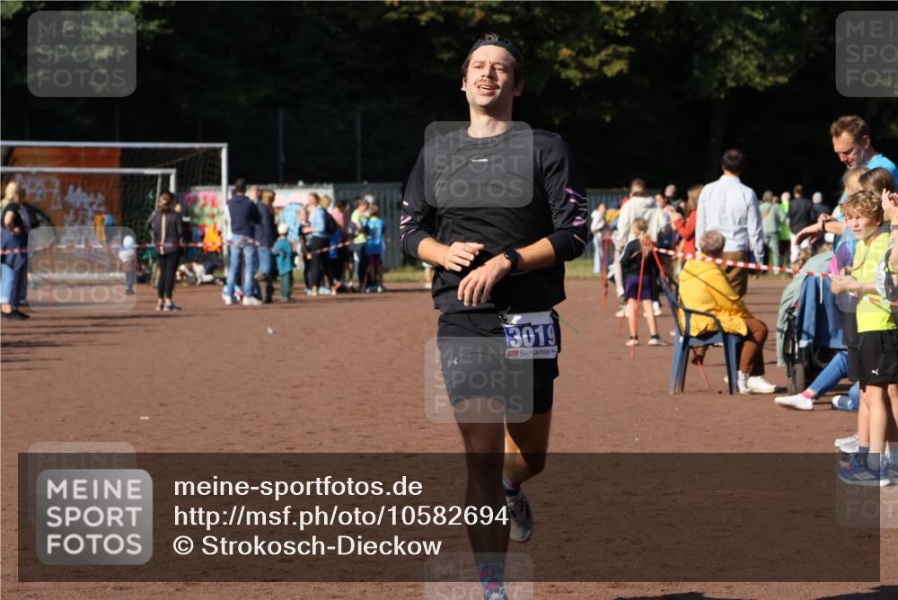 27.09.2026 - 35. Volkslauf durch das schöne Alstertal Strokosch-Dieckow http://msf.ph/oto/10582694 27.09.2026 11:13:32 Ziel 2416, 3019, 3235 meine-sportfotos.de