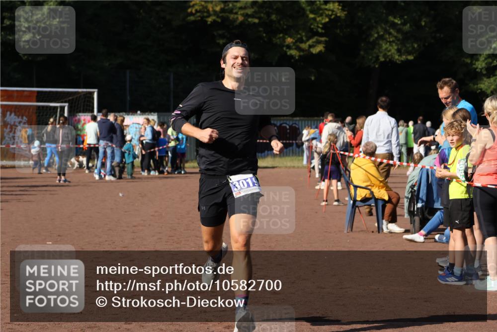 27.09.2026 - 35. Volkslauf durch das schöne Alstertal Strokosch-Dieckow http://msf.ph/oto/10582700 27.09.2026 11:13:32 Ziel 2416, 3019, 3235 meine-sportfotos.de