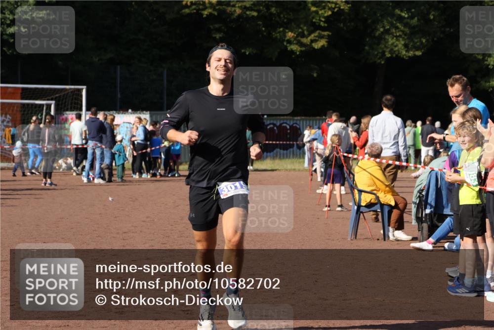 27.09.2026 - 35. Volkslauf durch das schöne Alstertal Strokosch-Dieckow http://msf.ph/oto/10582702 27.09.2026 11:13:32 Ziel 2416, 3019, 3235 meine-sportfotos.de