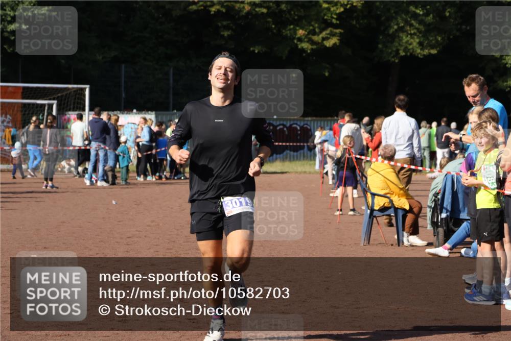 27.09.2026 - 35. Volkslauf durch das schöne Alstertal Strokosch-Dieckow http://msf.ph/oto/10582703 27.09.2026 11:13:31 Ziel 2416, 3019, 3235 meine-sportfotos.de
